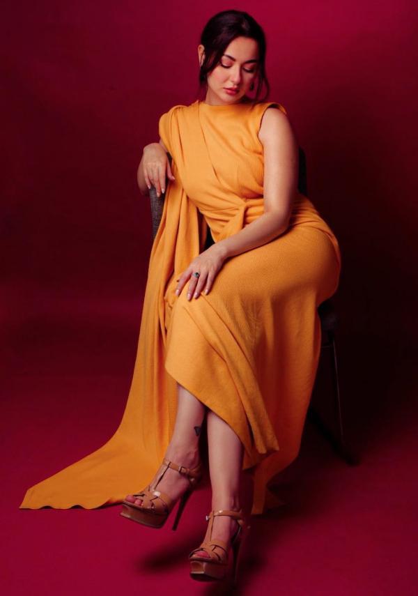 Hania Amir Hot in Yellow dress