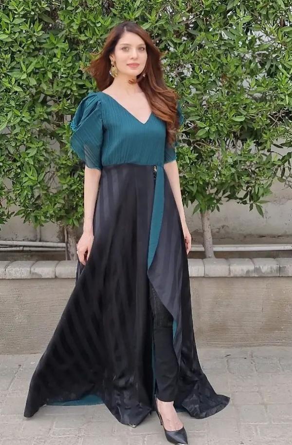 Saeeda Imtiaz hot in blue dress