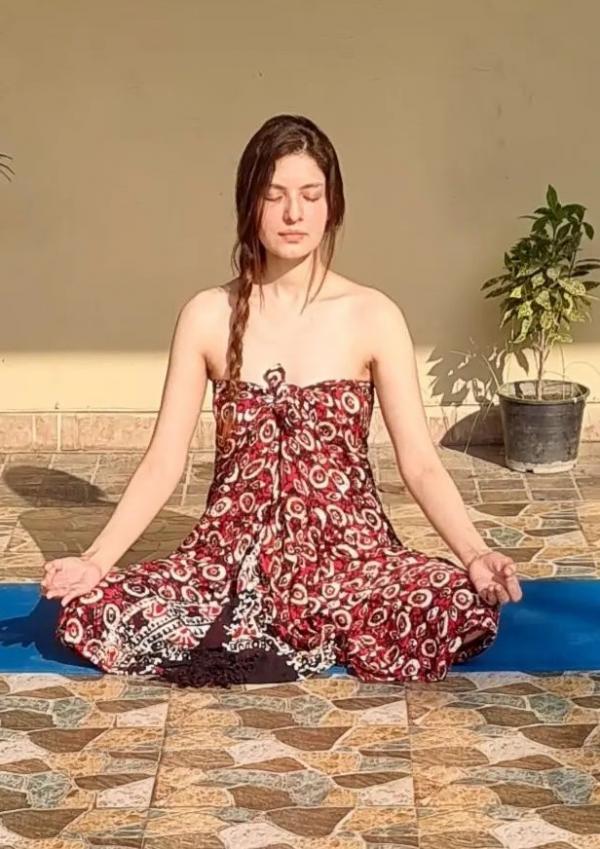 Saeeda Imtiaz hot in yoga
