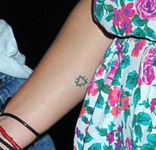 zoe kravitz triangle arm tattoo